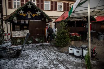 Nuertingen: Huette auf dem Weihnachtsmarkt in Vollbrand